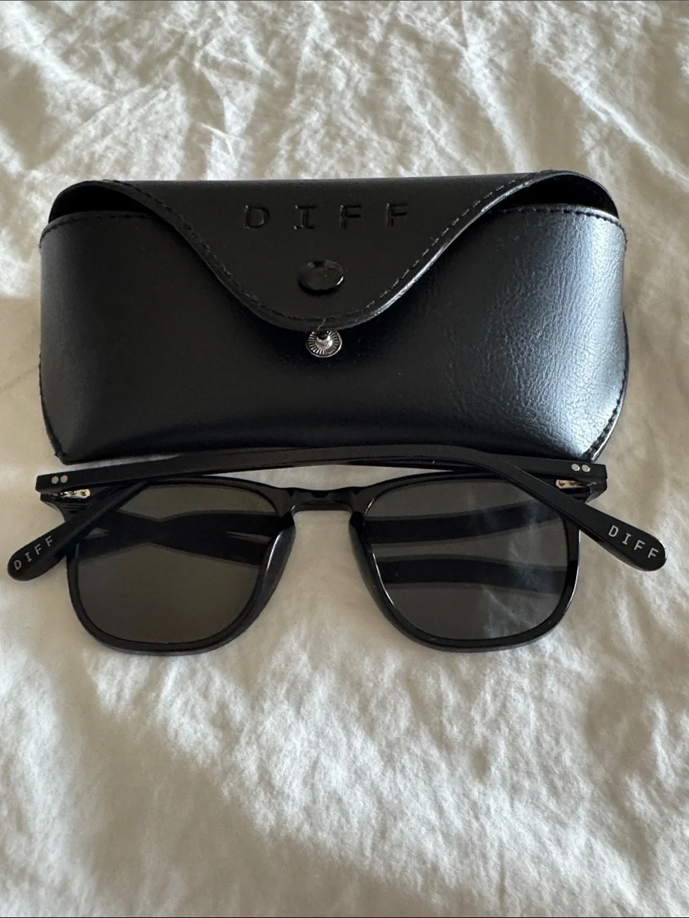 NWT DIFF mirrored black frame sunglasses with case